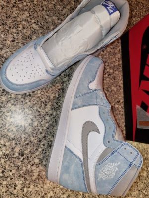 Air Jordan 1 Retro High OG Hyper Royal Light Smoke Grey photo review