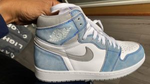 Air Jordan 1 Retro High OG Hyper Royal Light Smoke Grey photo review