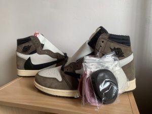 Travis Scott x Air Jordan 1 Retro High OG Mocha photo review