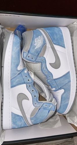 Air Jordan 1 Retro High OG Hyper Royal Light Smoke Grey photo review